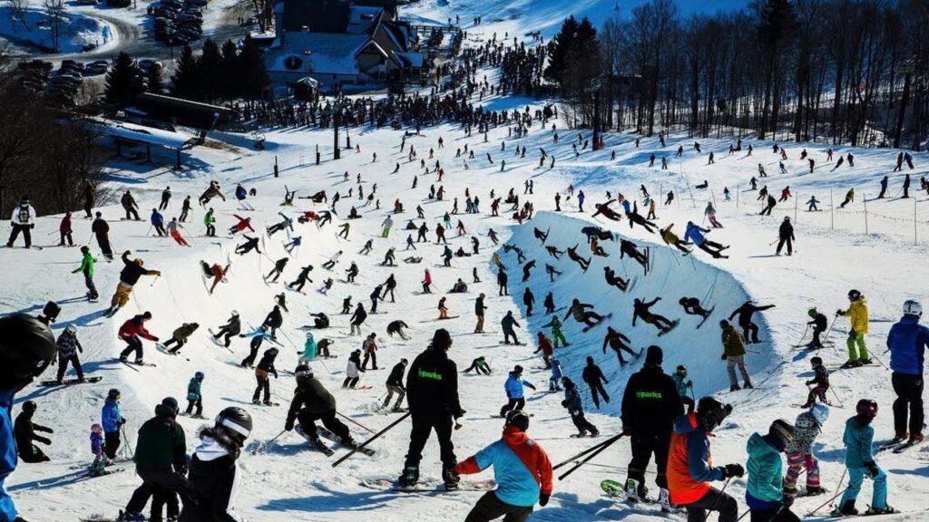 Crowded ski slope